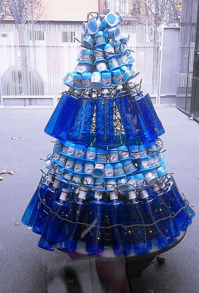 Albero Di Natale Con Bottiglie Di Plastica.L Albero Di Natale Con Le Bottiglie Di Plastica 5 Idee Con Il Riciclo Creativo 5 Minuti Per L Ambiente